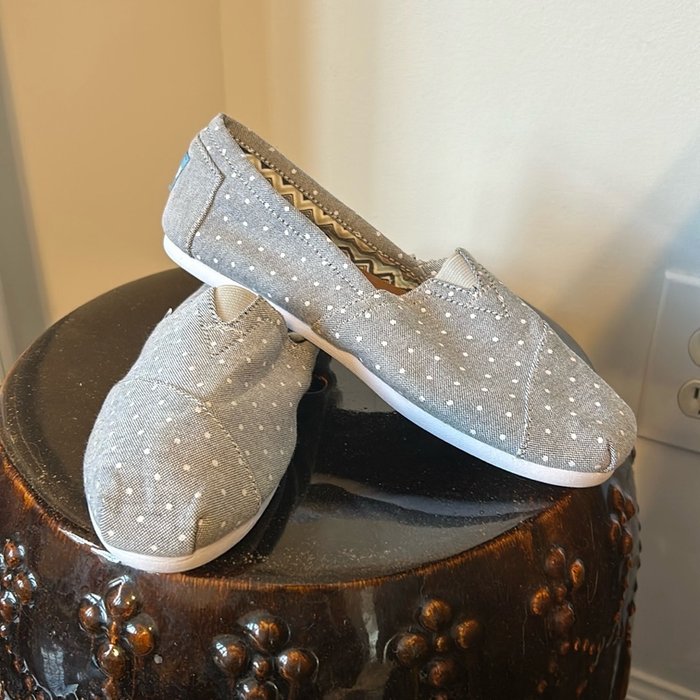 Toms NWOT size 7 flats